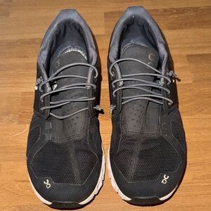 On cloud Running Men's Black and Gray Athletic Shoes size 7